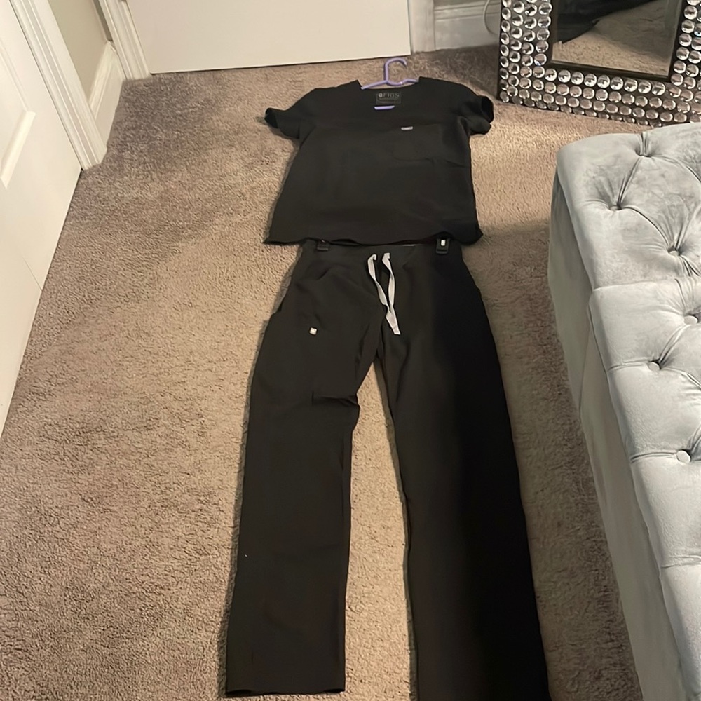 FIGS technical collection black scrub set small top and bottom